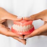 セラミック素材を歯に使っている人は多いです